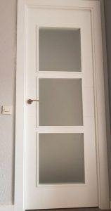 un piso con puertas blanco nieve 2 500x950
