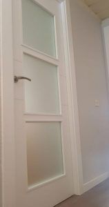 un-piso-con-puertas-blanco-nieve-4-500x950