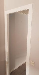 un-piso-con-puertas-blanco-nieve-5-500x950