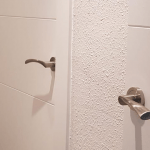 un-piso-con-puertas-blanco-nieve.-1197x480