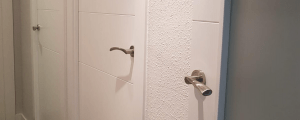 un-piso-con-puertas-blanco-nieve.-1197x480