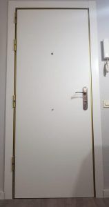 un-piso-con-puertas-blanco-nieve.-8-500x950